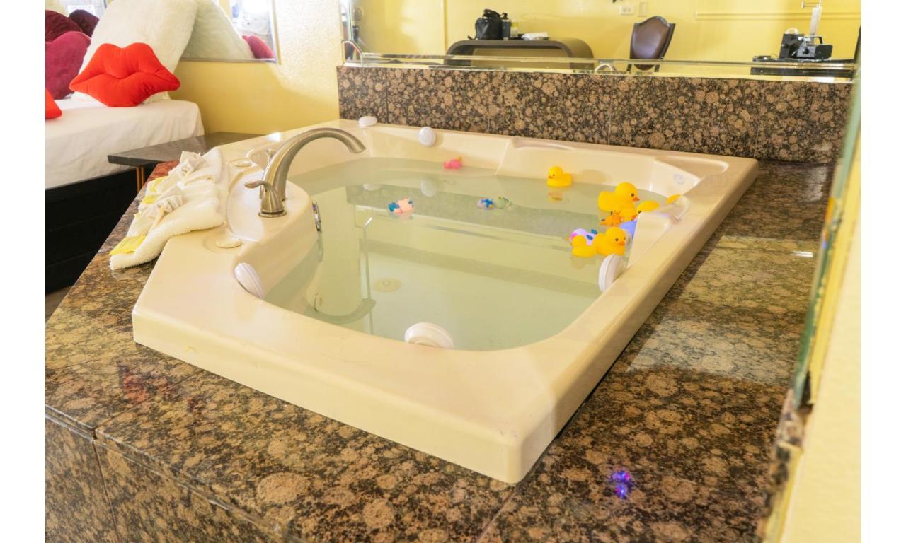 Luxe Romantic Suites Dolton Exteriör bild